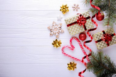 Beyaz bir arka plan Christmas kompozisyonu.