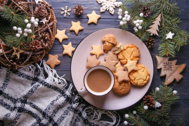 Ahşap arka planda ladin dalları olan kompozisyon. Noel kompozisyonu
