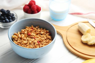 Beyaz arka planda meyveli granola. Ahududu, yaban mersini ve muzlu granola.