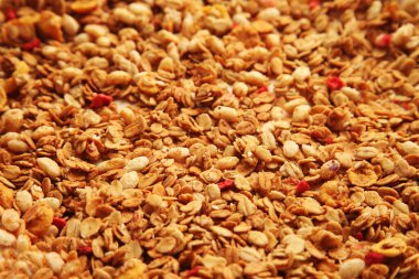 Kurumuş çilek arkaplanlı granola.