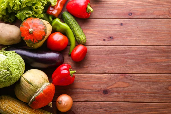 Ahşap bir arka planda sebzeler ve metin için yer var. Sağlıklı yeme kavramı