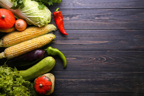 Ahşap bir arka planda sebzeler ve metin için yer var. Sağlıklı yeme kavramı.