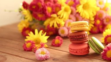 Ahşap arka planda makarnalar. Kız makaronları topluyor.