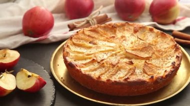 Elmalı turta üzerine pudra şekeri serpilmiş.