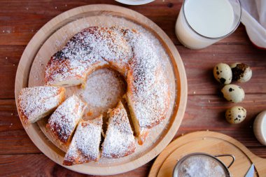 Ahşap arka planda Rus ulusal ekmeği Kalach.