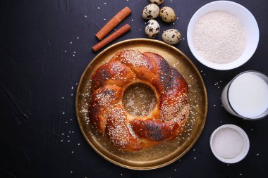 Rus milli ekmeği Kalach 'ın karanlık bir arka planı ve metin için yeri var. Üst görünüm.