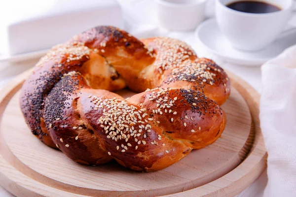 Beyaz ahşap arka planda Rus ulusal ekmeği Kalach.