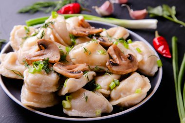 Mantarlı börekler soğanlı, sarımsaklı ve yumurtalı. Vareniki bir Slav mutfağıdır.
