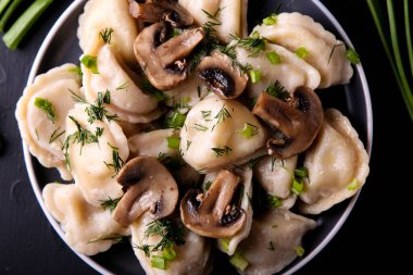 Mantarlı börekler soğanlı, sarımsaklı ve yumurtalı. Vareniki bir Slav mutfağıdır.
