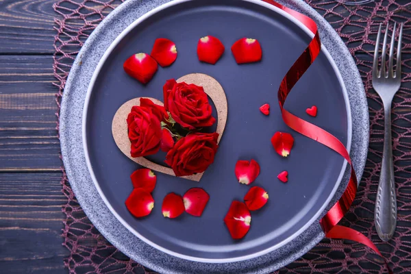 Valentines Day Serving. Beautiful table setting with scarlet roses — Stock Photo, Image