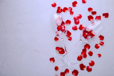 Gri arkaplan üzerinde gül yaprakları olan gözlükleriName