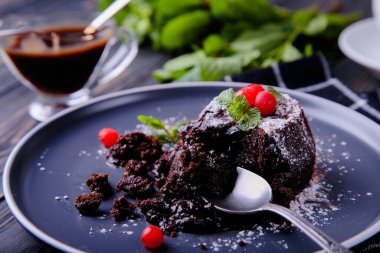 Koyu bir tabakta çikolatalı şeker. Naneli ve yaban mersinli.