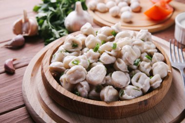 Beyaz bir tabakta soğan ve baharatlı hazır hamur tatlısı..