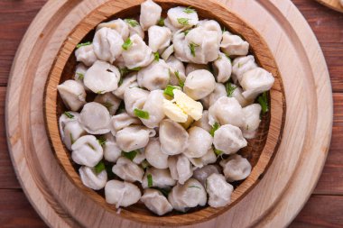 Beyaz bir tabakta soğan ve baharatlı hazır hamur tatlısı..