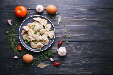 Patates ve soğanlı Vareniki. Koyu bir tabakta, yazı için yeri var.