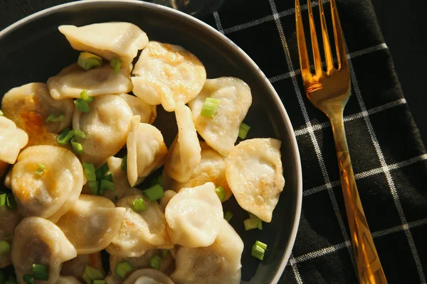 Vareniki met aardappelen en uien op een donkere plaat — Stockfoto