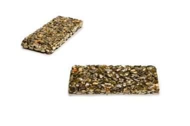 Beyaz arka planda fındıklı bar. Balkabağı tohumu barı. Üst görünüm. 