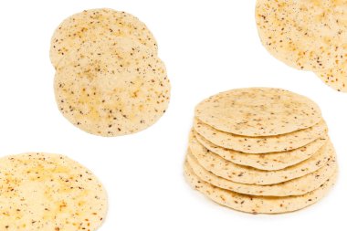 Pitta ekmeği beyaz üzerine izole edilmiş tohumlar