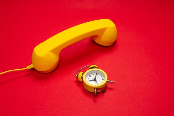 Arama Zamanı Kırmızı Arka Planda Sarı Telefon Çalar Saat Boşluğu — Stok fotoğraf