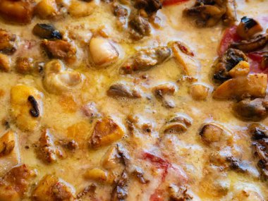 Arka plan olarak deniz ürünleri pizzası. Üst manzara, abur cubur..