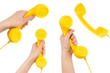 Kadının elindeki sarı cep telefonu beyaza izole edilmiş. Boşluğu kopyala.