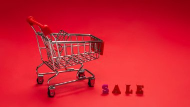 Kırmızı bir arka planda satılık metin. Uzayı kopyala Satış afişi. 