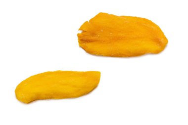 Beyaz arka planda izole edilmiş kuru, lezzetli mango dilimleri. Üst görünüm. 