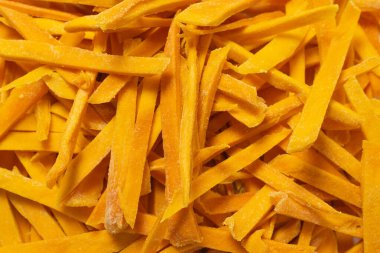 Arka plan olarak kuru, lezzetli mango dilimleri. Üst görünüm. 