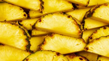 Ananas sulu sarı dilimler arka planda. Üst görünüm.