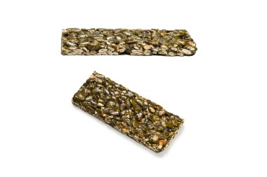 Beyaz arka planda fındıklı bar. Balkabağı tohumu barı. Üst görünüm. 