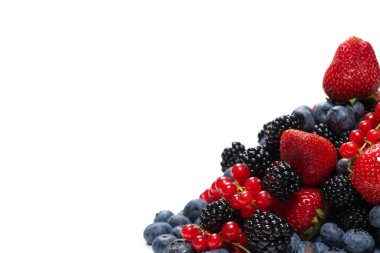 Böğürtlen, ahududu, yaban mersini, beyaz arka planda kırmızı frenk üzümü. Üst görünüm. 