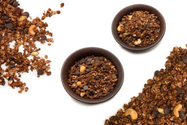 Tahta kaşıkta fındıklı çikolatalı tahıl gevreği. Beyaz arka planda izole edilmiş.