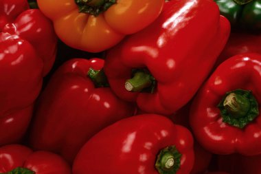 Taze kırmızı, yeşil, sarı dolmalık biber arka planı.