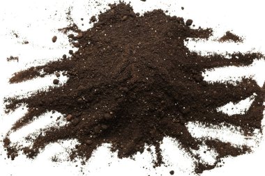 Beyaz arka planda izole edilmiş bitkiler için kara toprak. Yer deseni.