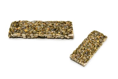 Beyaz arka planda fındıklı bar. Balkabağı tohumu barı. Üst görünüm. 