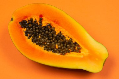 Turuncu arka planda Papaya meyvesi. Tropik meyve. Yarım papaya.. 