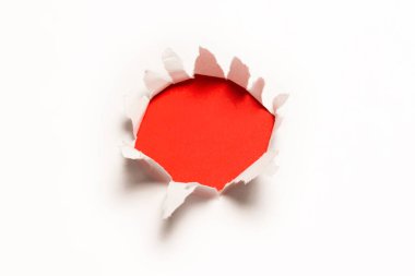 Kırmızı arkaplanda beyaz kağıtta bir delik, boşluğu kopyala. 