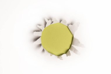 Yeşil arkaplandaki beyaz kağıtta bir delik, boşluğu kopyala. 