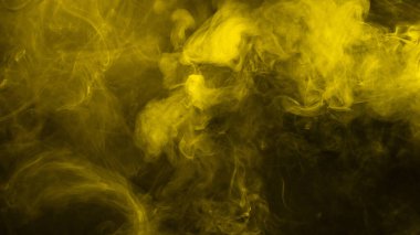 Siyah arka planda sarı ve pembe buhar. Boşluğu kopyala.