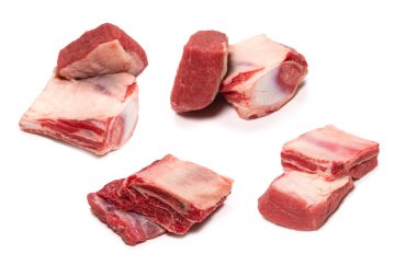 Beyaz arka planda çiğ pirzola. Üst görünüm. 