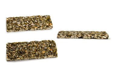 Beyaz arka planda fındıklı bar. Balkabağı tohumu barı. Üst görünüm. 