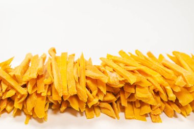 Arka plan olarak kuru, lezzetli mango dilimleri. Üst görünüm. 