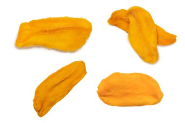 Beyaz arka planda izole edilmiş kuru, lezzetli mango dilimleri. Üst görünüm. 
