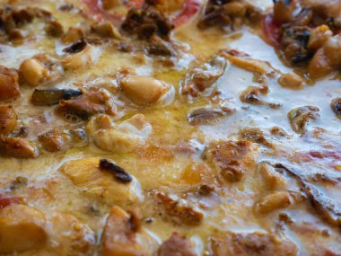 Arka plan olarak deniz ürünleri pizzası. Üst manzara, abur cubur..