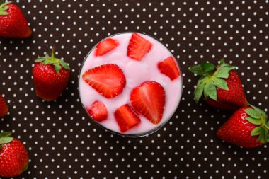 Ev yapımı granola kahvaltısı, çilek ve yoğurt, bardakta servis edilir..