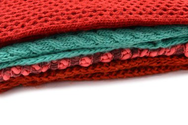 Kırmızı, turuncu, yeşil eşarplar. Yünlü giysi koleksiyonu.