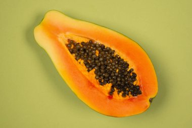 Yeşil arka planda Papaya meyvesi. Tropik meyve. Yarım papaya.. 