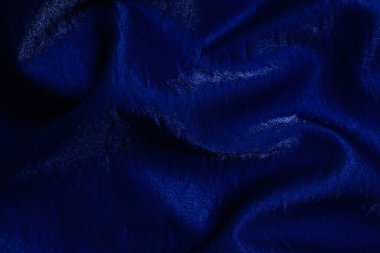 Arka plan olarak mor parlak kumaş. Üst görünüm.