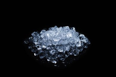 Siyah arkaplanda buz kristal küpleri, metin veya tasarım için boşluk.