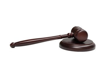 Tahta yargıç tokmak ve ses panosu beyaz arka planda izole edildi. Hukuk sistemi kavramsal.